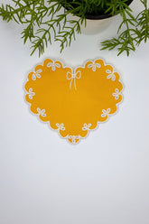 Kalp Form Sarı Nakışlı Kokteyl Peçetesi 1 Adet