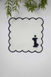 İ Harfi Minimal Monogramlı Siyah Nakış Kenarlı Beyaz Kokteyl Peçetesi 1 Adet