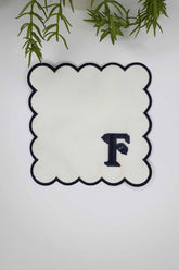 F Harfi Minimal Monogramlı Siyah Nakış Kenarlı Beyaz Kokteyl Peçetesi 1 Adet