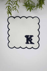 K Harfi Minimal Monogramlı Siyah Nakış Kenarlı Beyaz Kokteyl Peçetesi 1 Adet