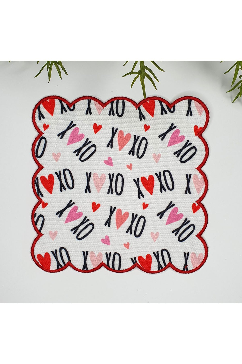 XOXO ve Kalpler Tasarımlı Etrafı Nakışlı Kumaş Kokteyl Peçetesi 1 Adet - Decofav | Kırlent, Sofra Tekstili, Kumaş
