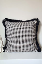 Siyah Beyaz Jakar Pötikare Dokulu Saçaklı Kırlent Kılıfı 43x43cm