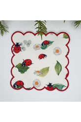 Beyaz Zemin Uğur Böceği ve Papatya Tasarımlı Nakış Kenar Kumaş Kokteyl Peçetesi 1 Adet