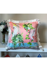 Pastel Pembe Zemin Papağan Desenli Dijital Baskılı Kadife Kırlent Kılıfı Saçaklı