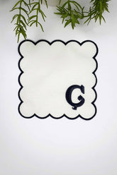 Ç Harfi Minimal Monogramlı Siyah Nakış Kenarlı Beyaz Kokteyl Peçetesi 1 Adet