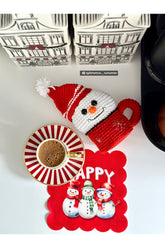 Kırmızı Zemin Üç Kardan Adam ve Slogan Desenli Dijital Baskılı Kumaş Kokteyl Peçetesi 1 Adet