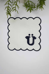 Ü Harfi Minimal Monogramlı Siyah Nakış Kenarlı Beyaz Kokteyl Peçetesi 1 Adet