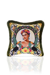 Meksikalı Kadın Portreli Sarı Zemin Desenli Dijital Baskılı Kadife Kırlent Kılıfı Saçaklı