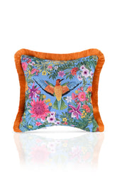 Mavi Zemin Suluboya Çiçekler ve Kuş Desenli Dijital Baskılı Kadife Kırlent Kılıfı Saçaklı