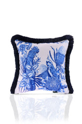 El Çizimi Saks Mavi Papağan Desenli Dijital Baskılı Kadife Kırlent Kılıfı Saçaklı
