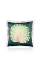 Beyaz Tavus Kuşu Desenli Yeşil Kadife Saçaklı Dekoratif Kırlent Kılıfı 43x43 cm