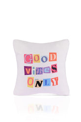 Good Vibes Only Renkli Kolaj Yazılı Kırlent Kılıfı – 43x43cm
