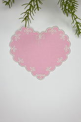 Kalp Form Pembe Kumaş Beyaz Nakışlı Kumaş Kokteyl Peçetesi 1 Adet