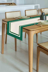 Winter Whispers Yeşil – Ren Geyiği ve Kırmızı Kuş Lazer Kesim Runner - 135x48cm