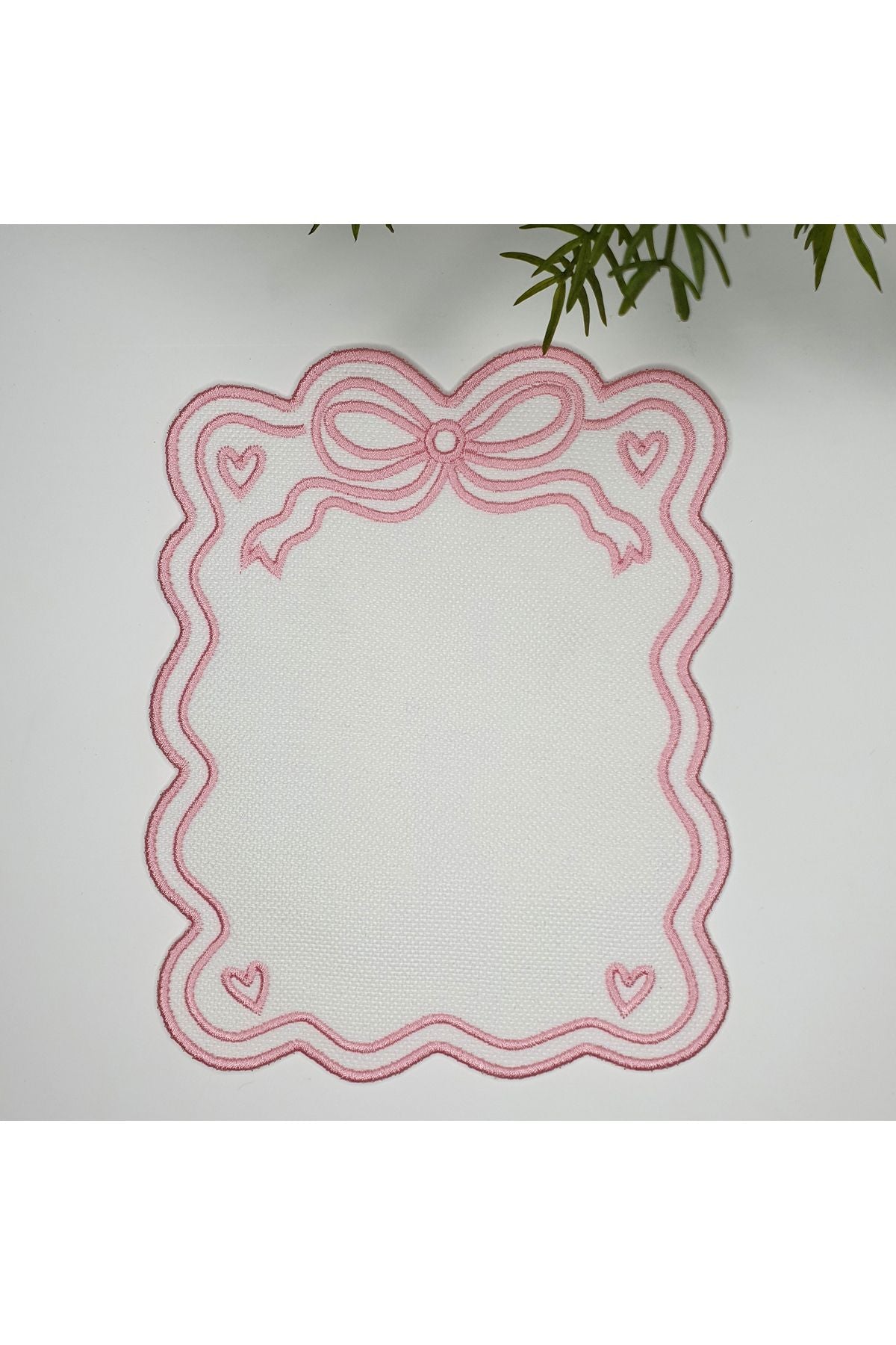 Fiyonk Tasarım Beyaz Renk Pembe Nakışlı Kumaş Kokteyl Peçetesi 1 Adet