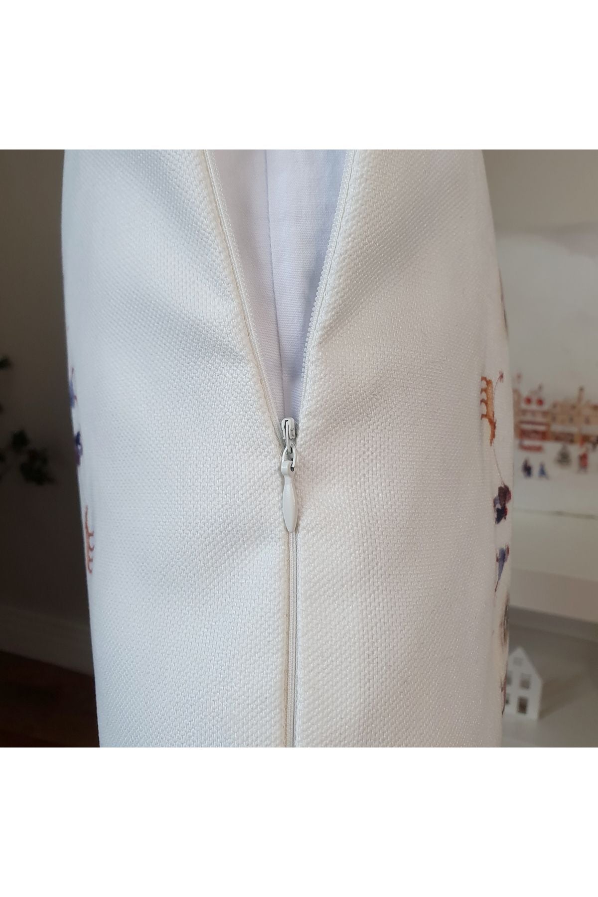 Soft Pastel Sulu Boya Kar Manzara Desenli Kırlent Kılıfı