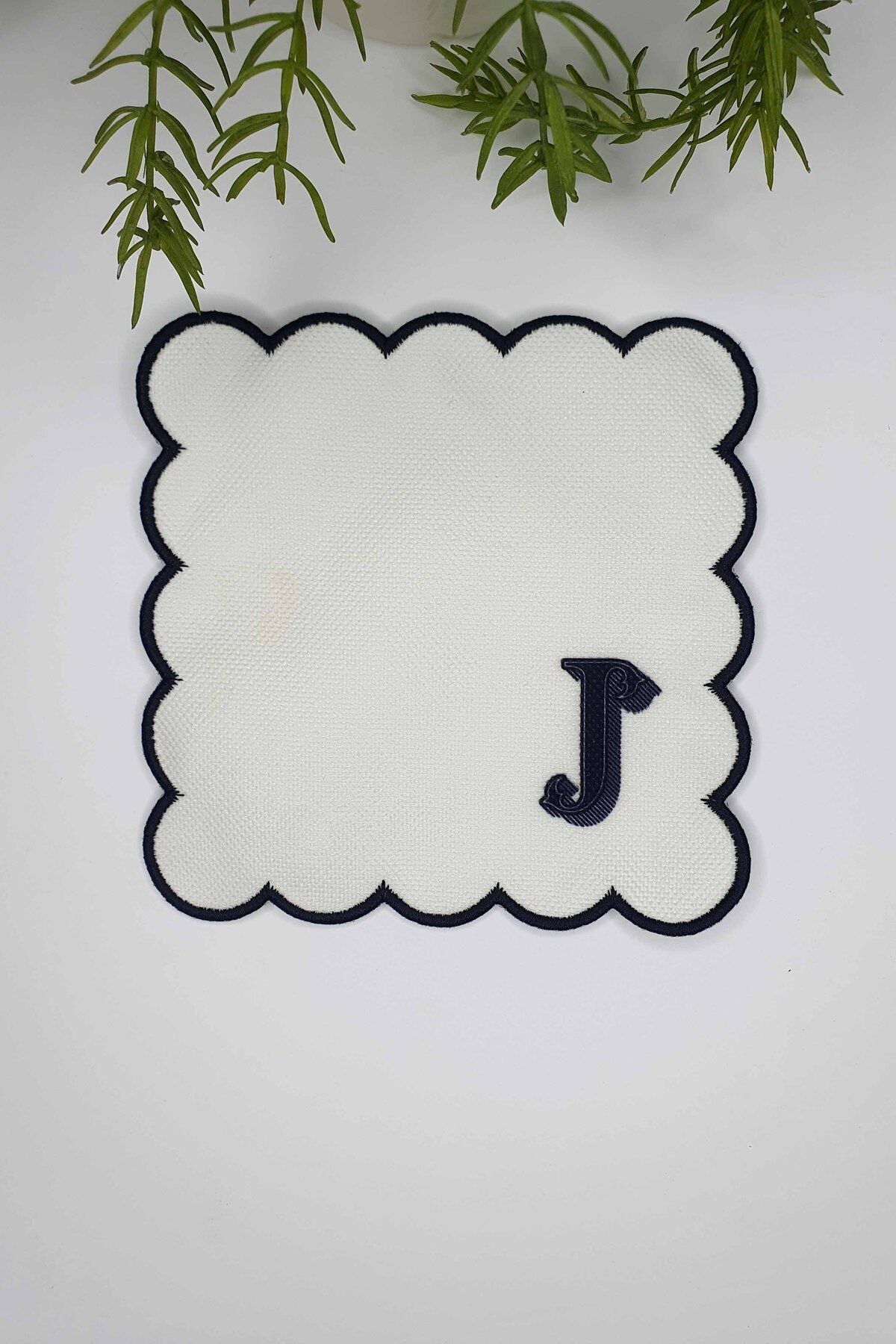 J Harfi Minimal Monogramlı Siyah Nakış Kenarlı Beyaz Kokteyl Peçetesi 1 Adet