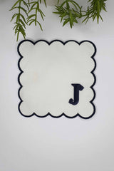 J Harfi Minimal Monogramlı Siyah Nakış Kenarlı Beyaz Kokteyl Peçetesi 1 Adet