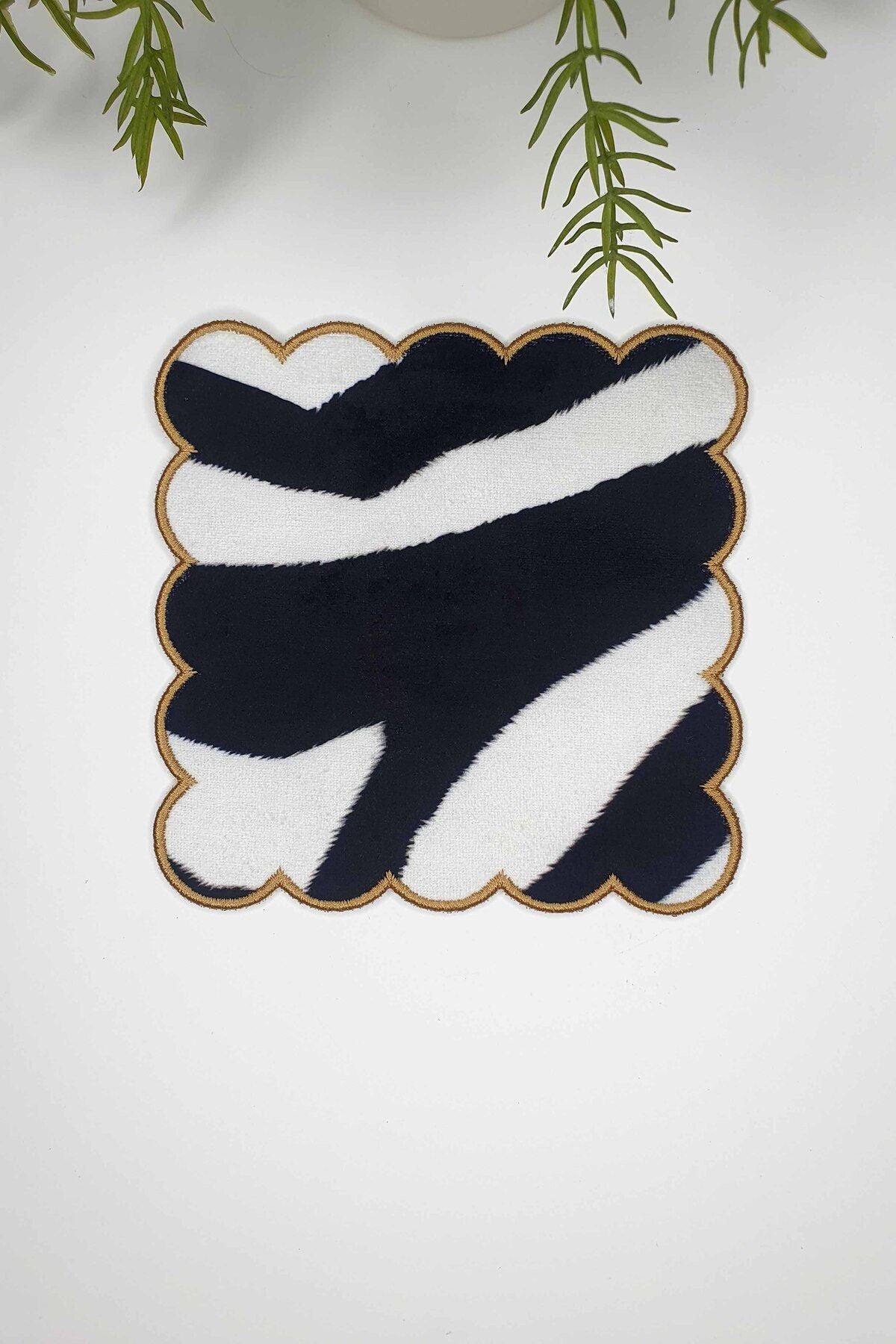 Zebra Desenli Siyah Beyaz Modern Nakış Kenar Kokteyl Peçetesi 1 Adet