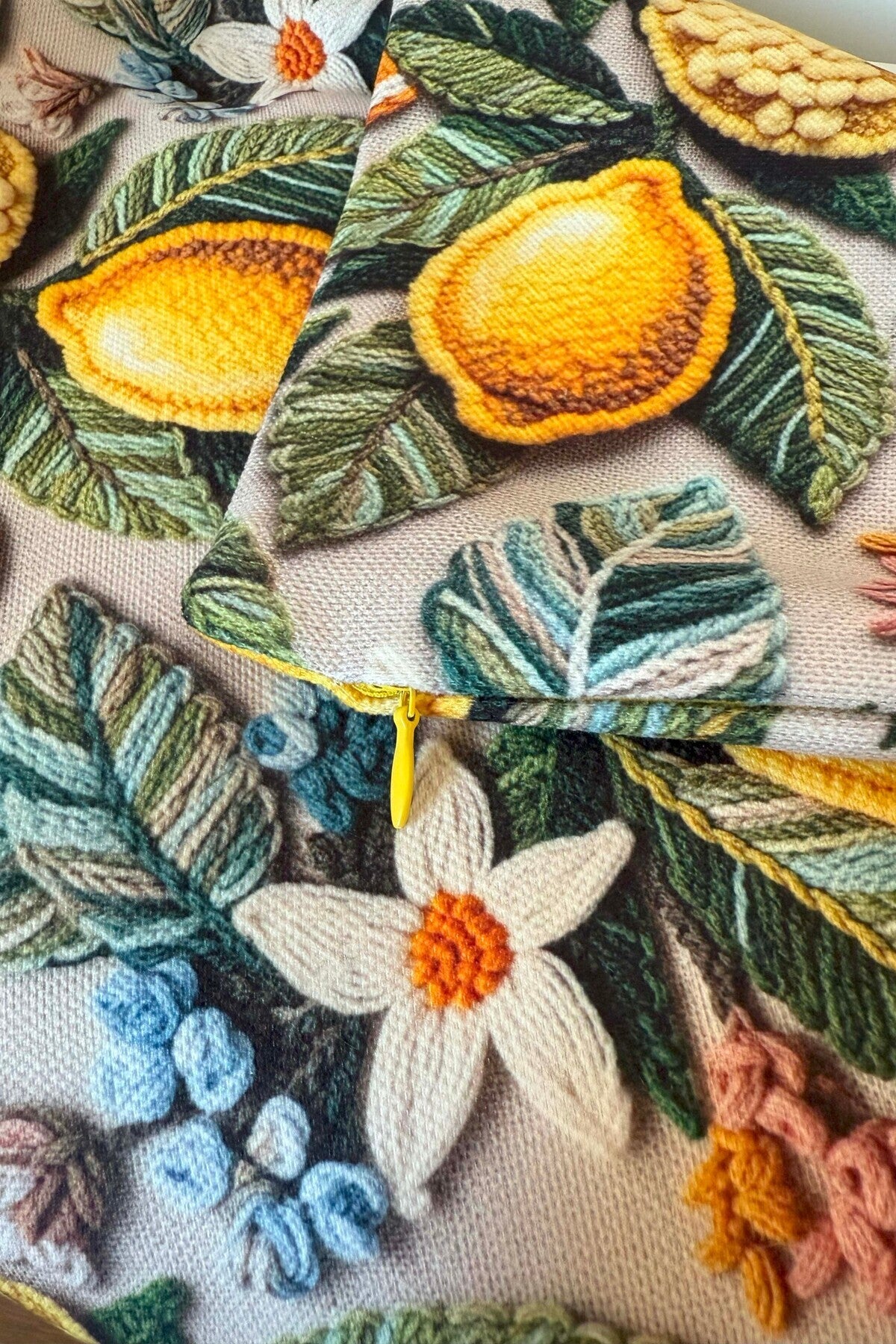 Limonlar ve Yaprak Desenli Kırlent Kılıfı 3D Punch Nakış Efekt Dijital Baskılı 43x43cm