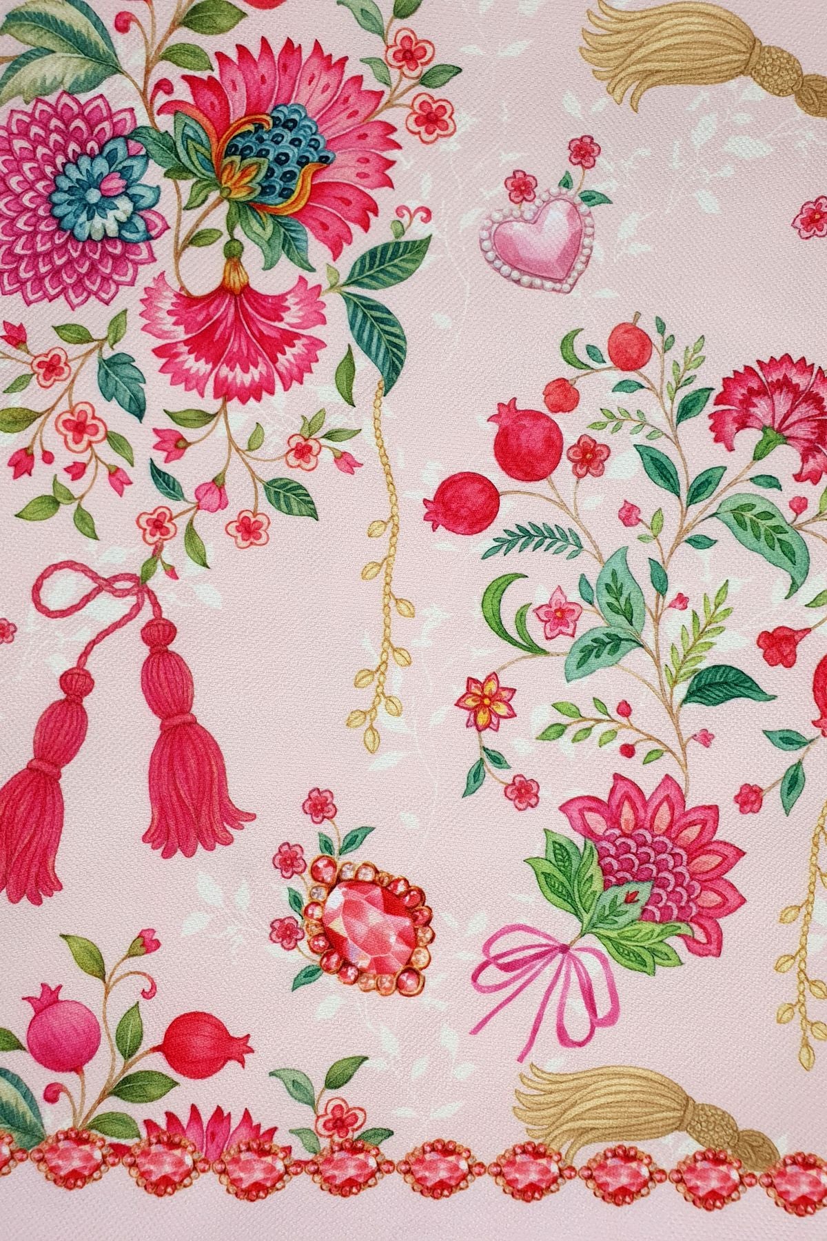 Love Bloom Kalpli Pembe Çiçekler Tasarımlı Masa Örtüsü - 130x204cm