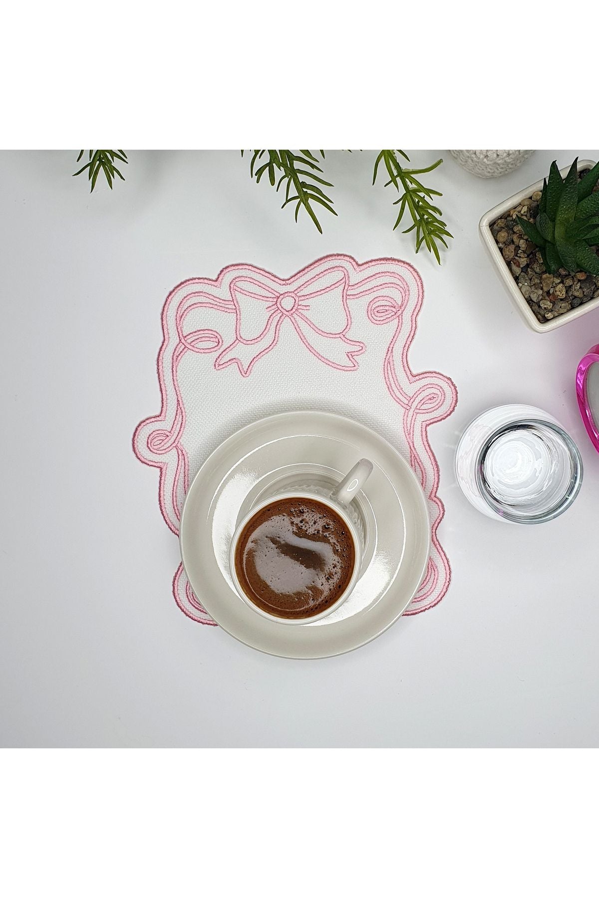 Fiyonk Tasarım Beyaz Renk Pembe Nakışlı Kumaş Kokteyl Peçetesi 1 Adet