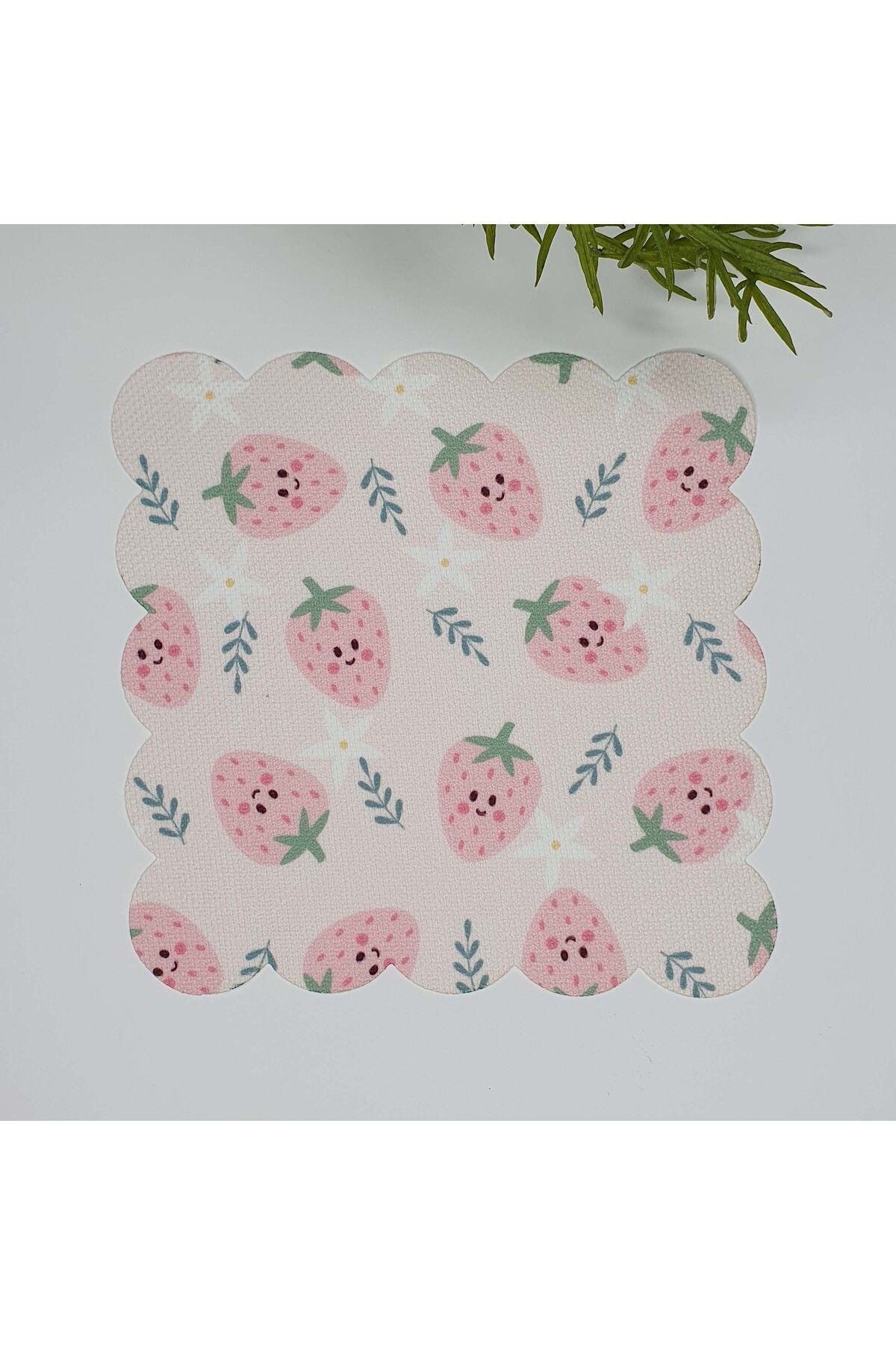 Pastel Pembe Tatlı Çilek Desenli Kumaş Kokteyl Peçetesi 1 Adet