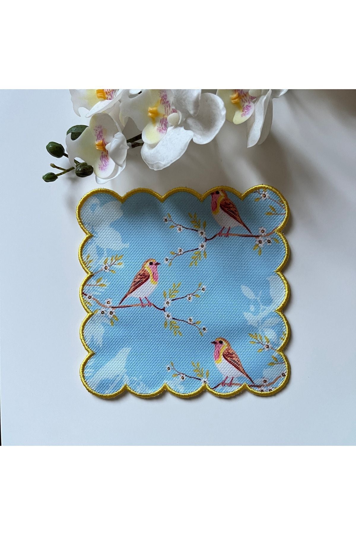 Sarı Kenarlı Kuş Desenli Dijital Baskılı, Kenarı  Nakışlı Dekoratif Kokteyl Peçeteleri