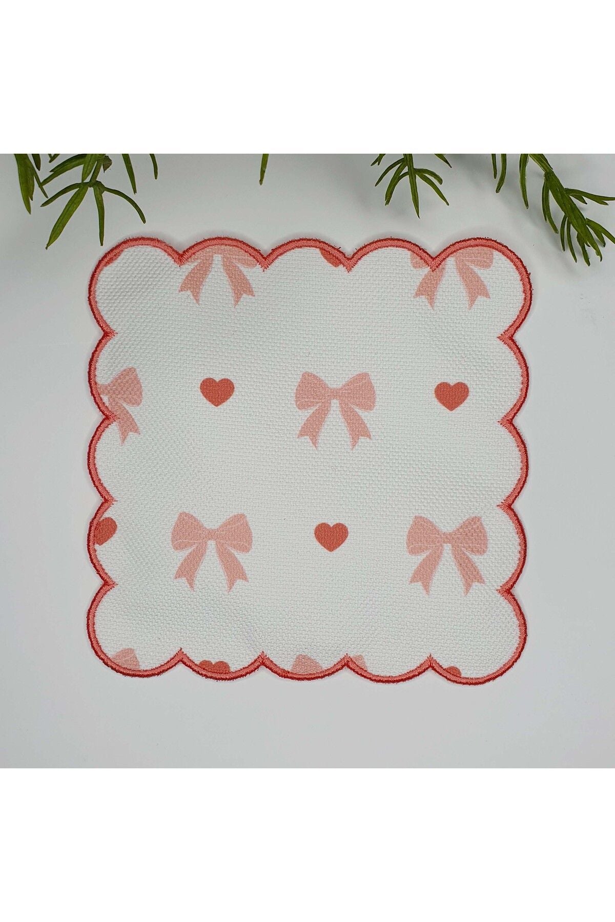 Şeftali Pembe Fiyonk ve Kalp Desenli Nakış Kenar Kokteyl Peçetesi 1 Adet