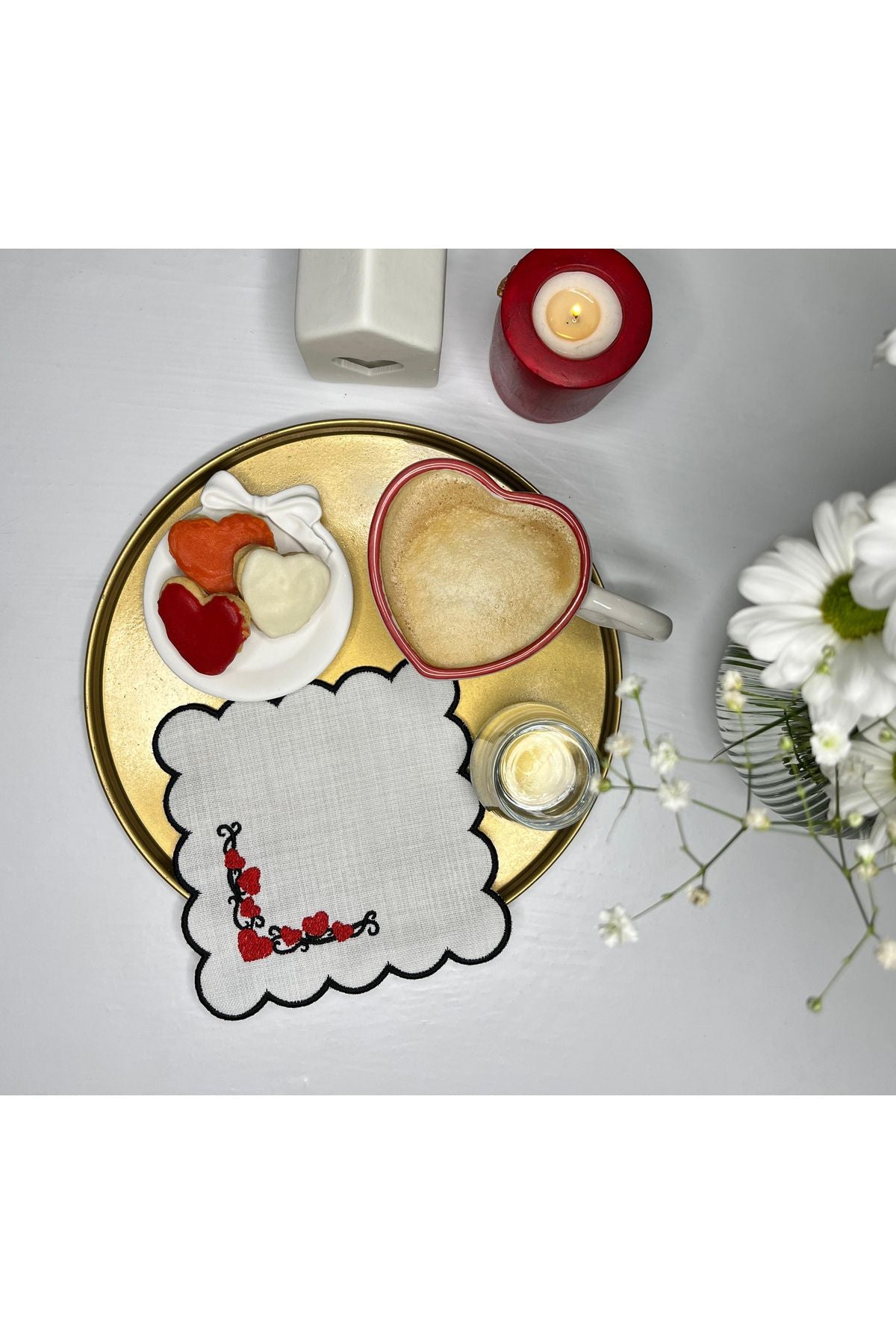 Dekoratif Kalpli Köşe Tasarımlı Siyah Kırmızı Nakışlı Kokteyl Peçetesi 1 Adet