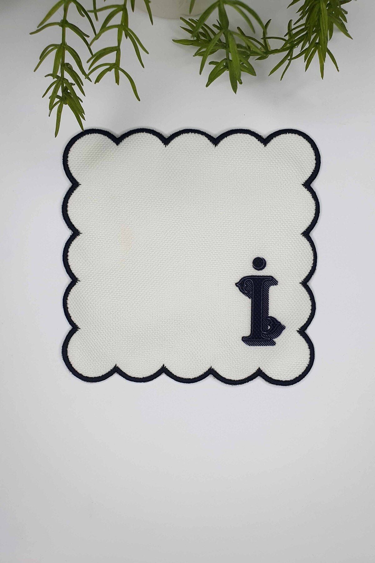İ Harfi Minimal Monogramlı Siyah Nakış Kenarlı Beyaz Kokteyl Peçetesi 1 Adet