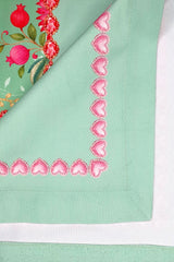 Love Bloom Kalpli Yeşil Çiçekler Tasarımlı Masa Örtüsü - 130x204cm