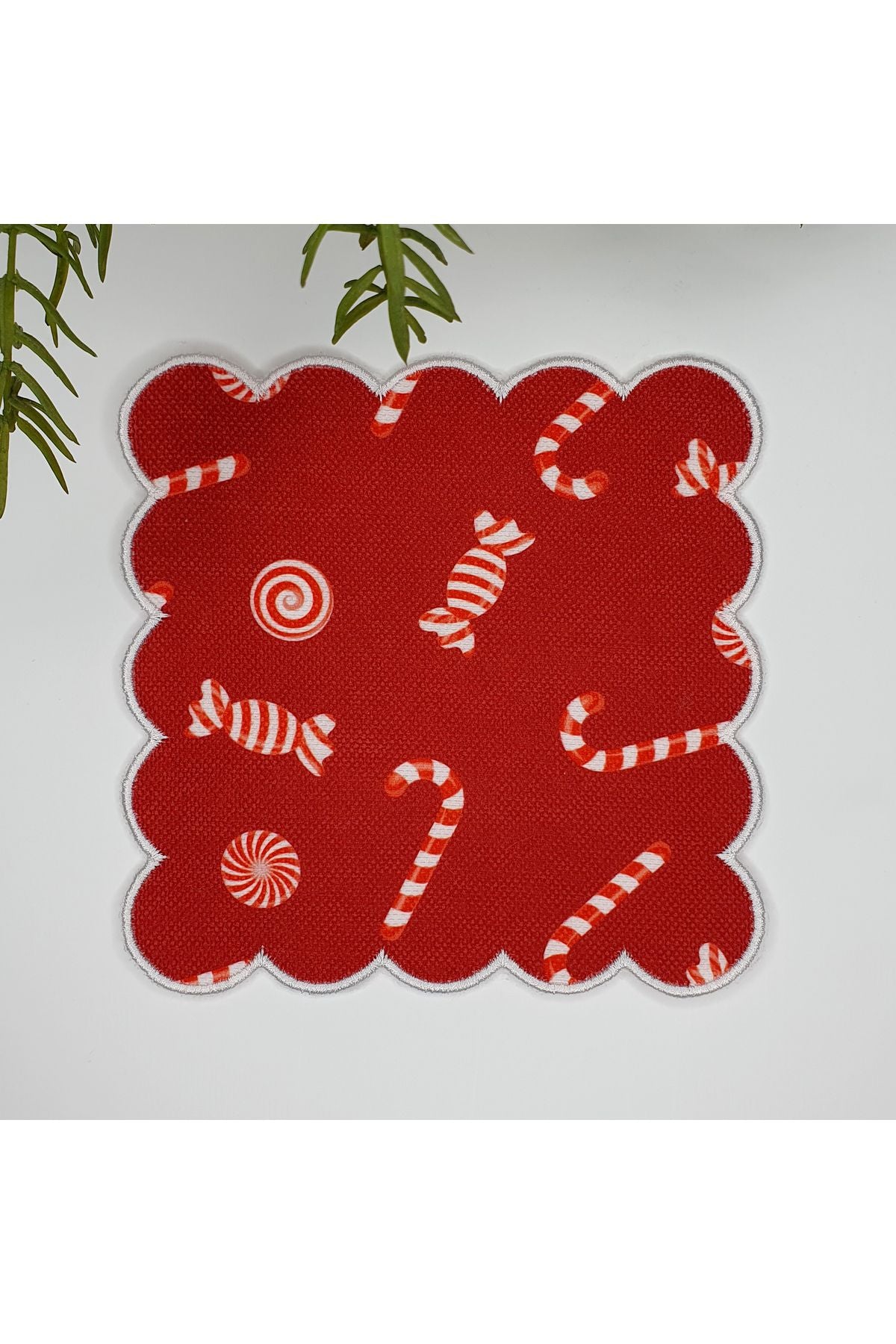 Kırmızı Zemin Yılbaşı Şeker Desenli Nakış Kenar Kokteyl Peçetesi Yıkanabilir 1 Adet