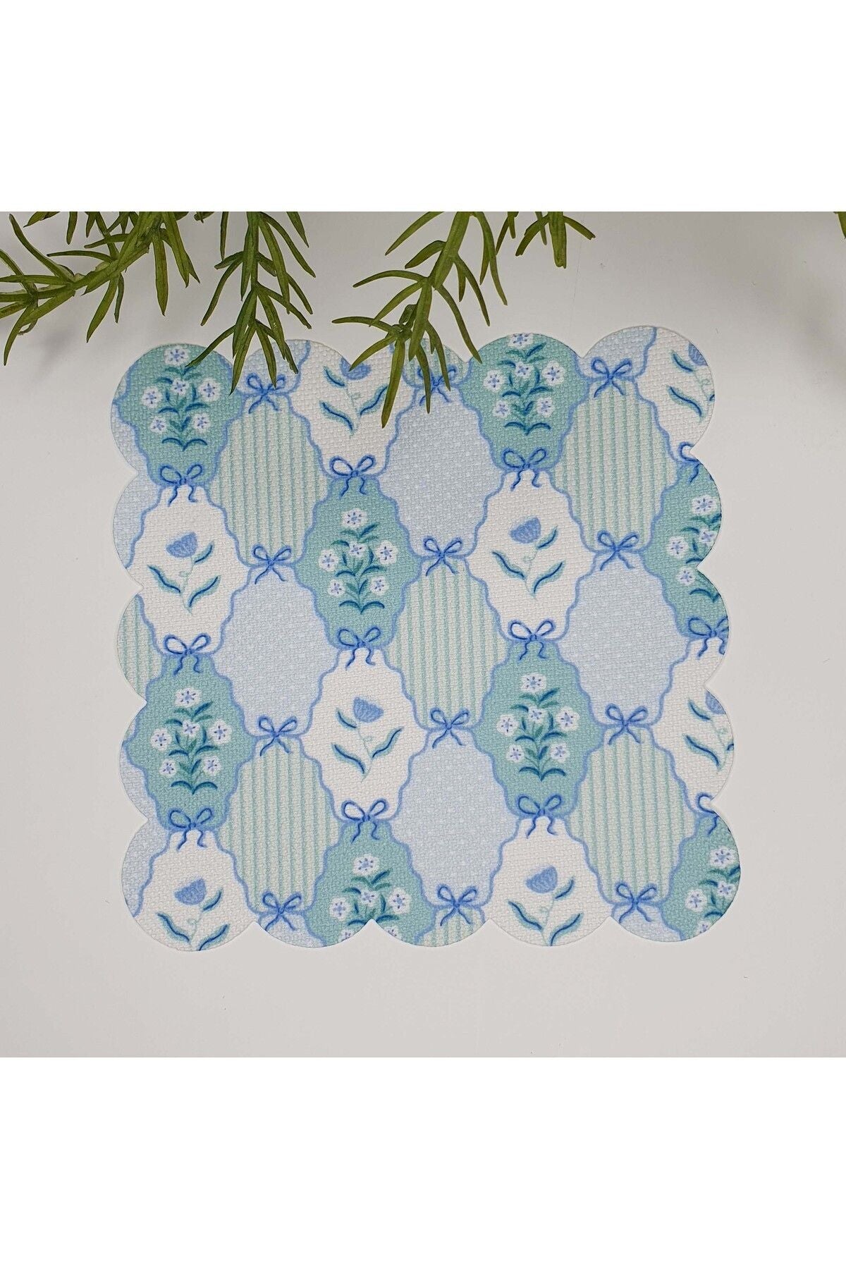 Pastel Çiçekler ve Fiyonk Desenli Lazer Kesim Kumaş Kokteyl Peçetesi 1 Adet