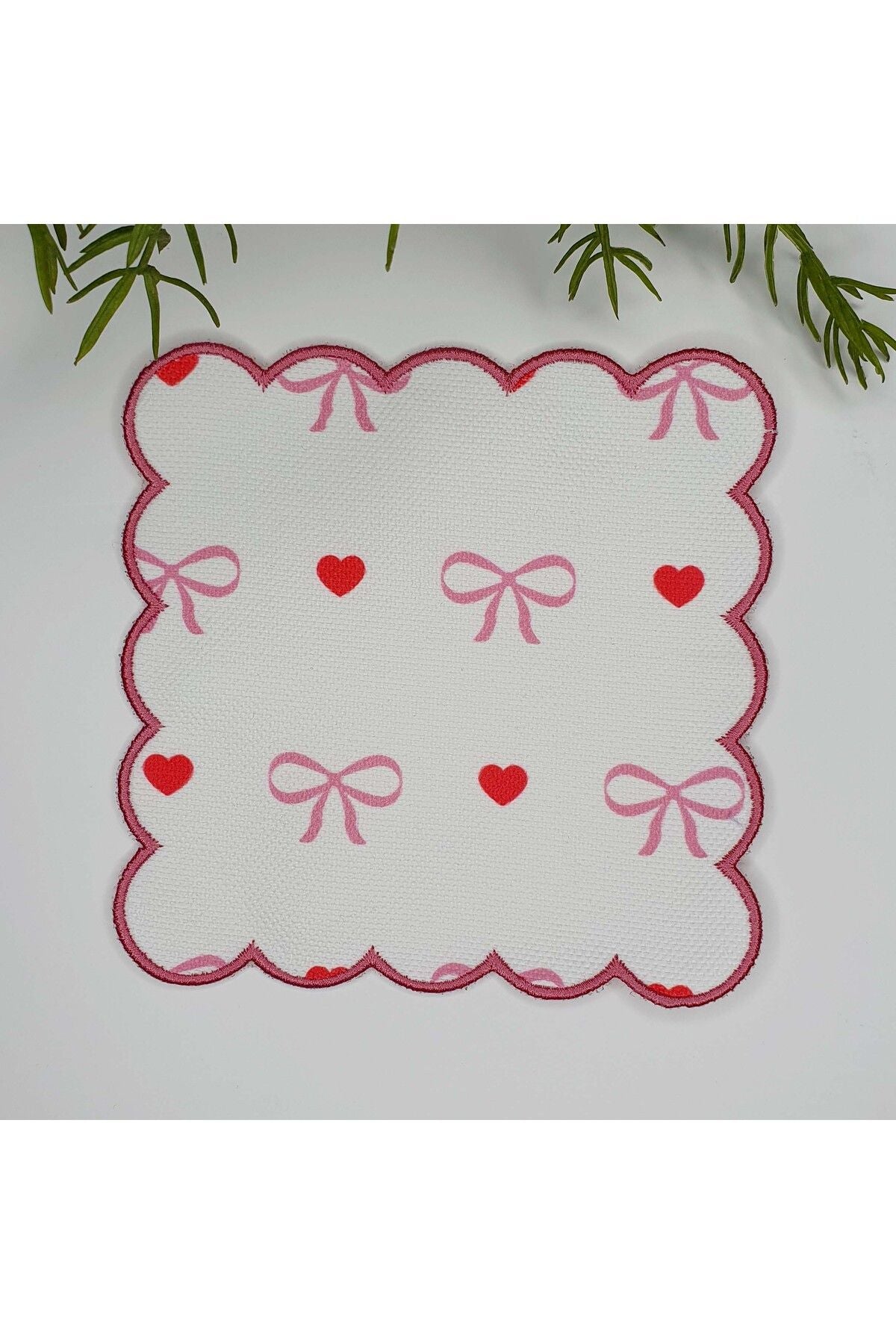 Romantik Fiyonk ve Kalp Desenli Nakış Kenar Kokteyl Peçetesi 1 Adet