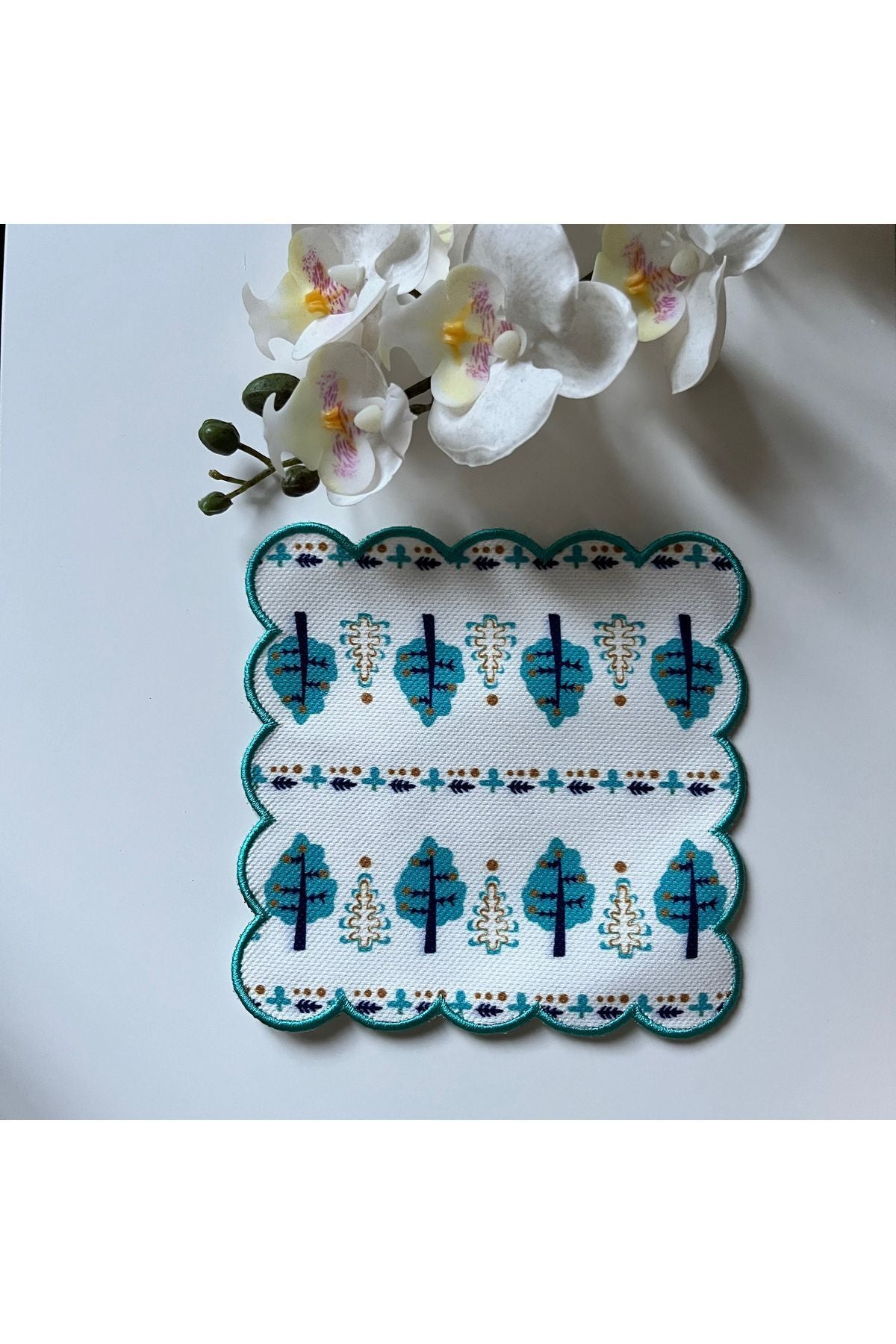 Mavi Ağaç Desenli Dijital Baskılı, Kenarı  Nakışlı Dekoratif Kokteyl Peçetesi