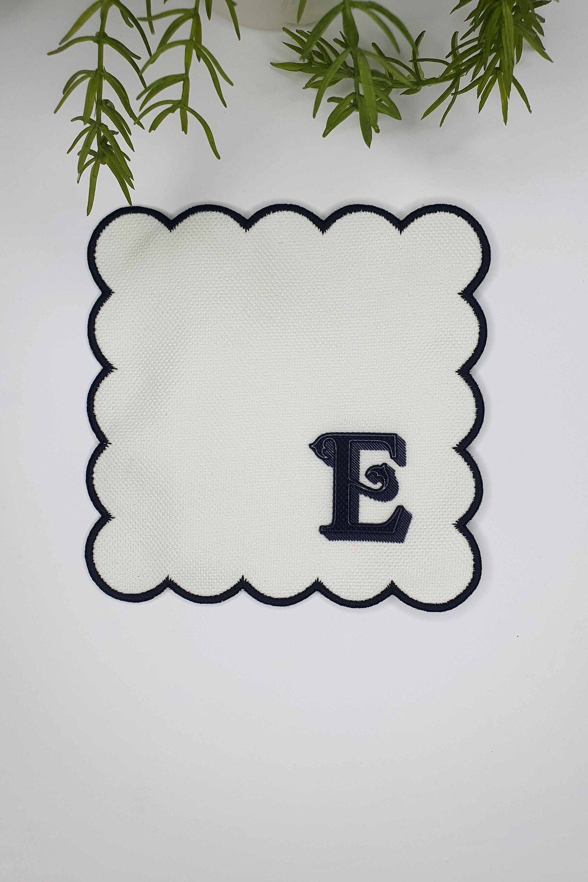 E Harfi Minimal Monogramlı Siyah Nakış Kenarlı Beyaz Kokteyl Peçetesi 1 Adet