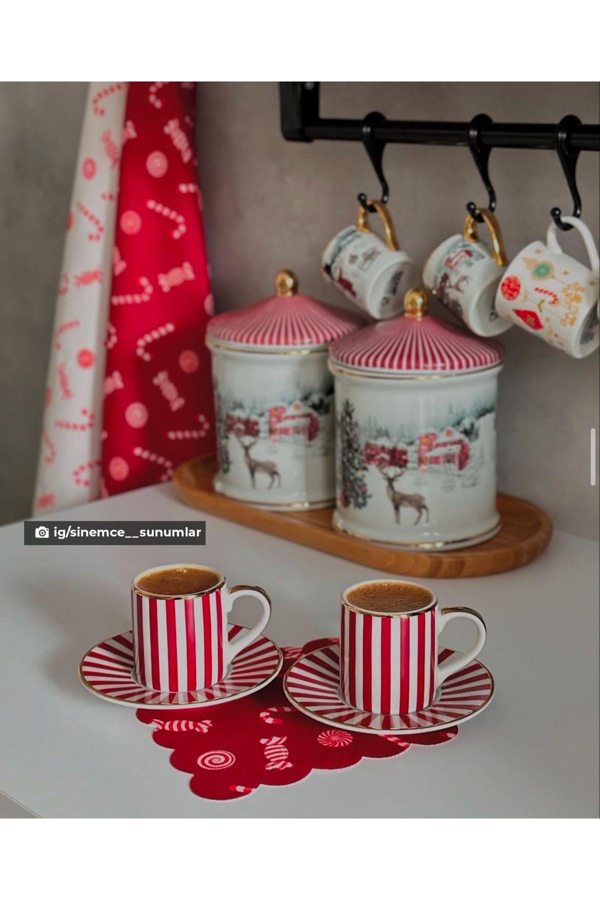 Kırmızı Zemin Yılbaşı Şeker Desenli Nakış Kenar Kokteyl Peçetesi Yıkanabilir 1 Adet