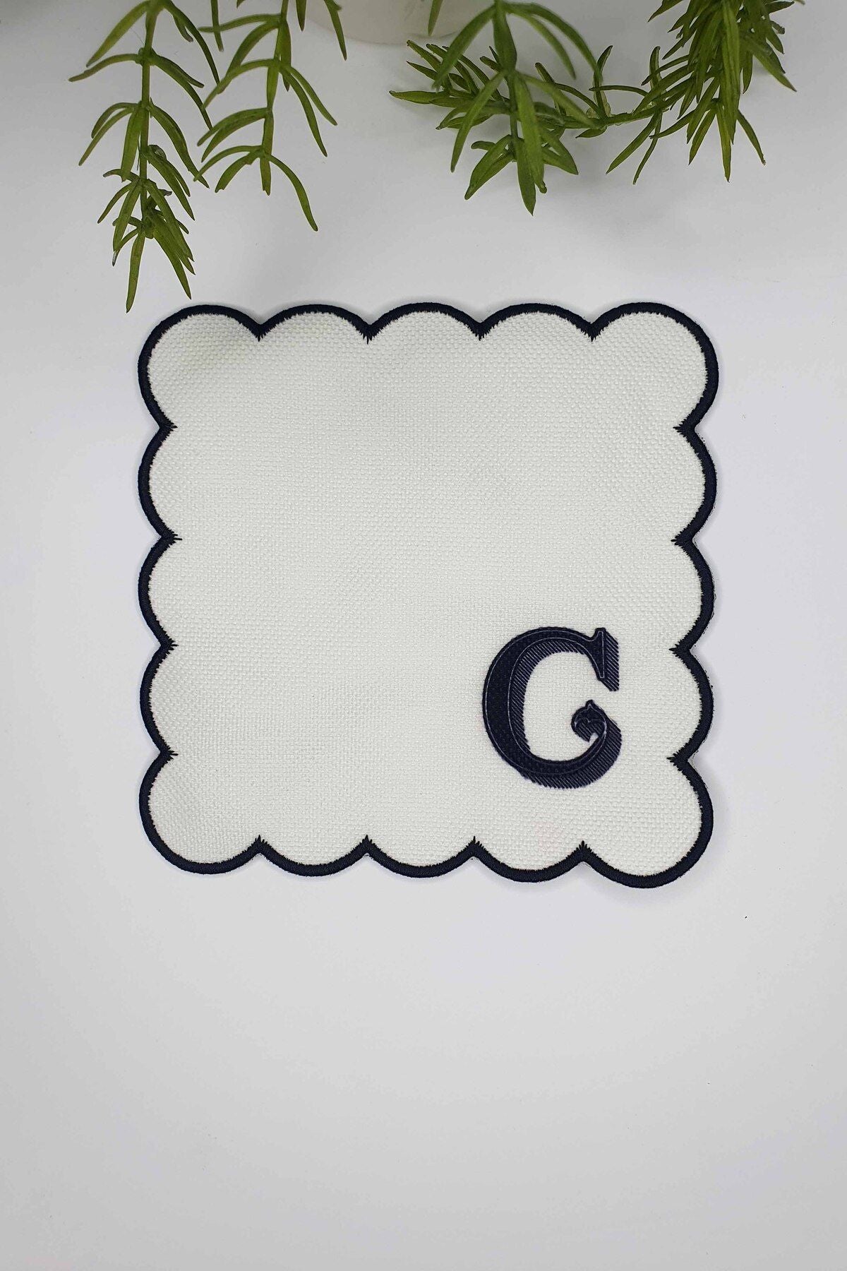 C Harfi Minimal Monogramlı Siyah Nakış Kenarlı Beyaz Kokteyl Peçetesi 1 Adet