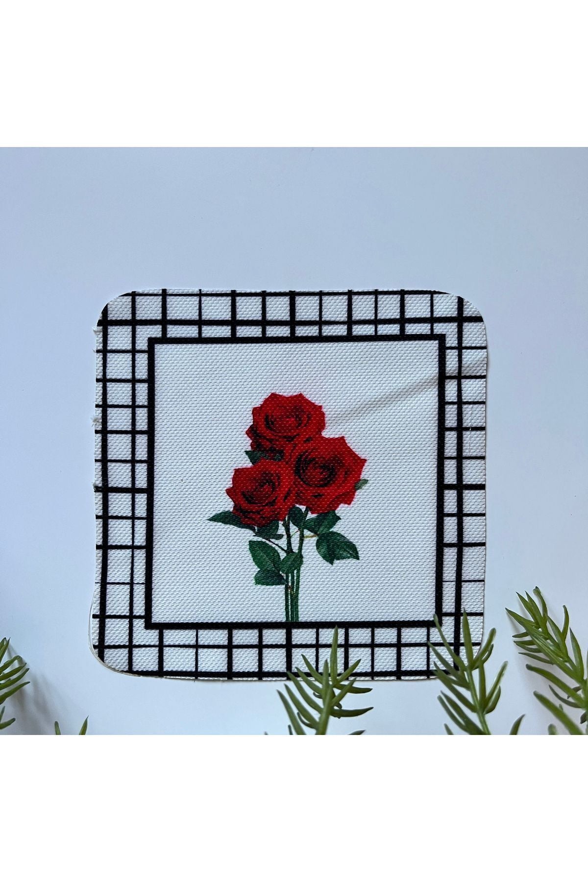 Kırmızı Gül Buketi Ekose Desenli Dijital Baskılı, Kenarı Lazer Kesim Dekoratif Kokteyl Peçeteleri