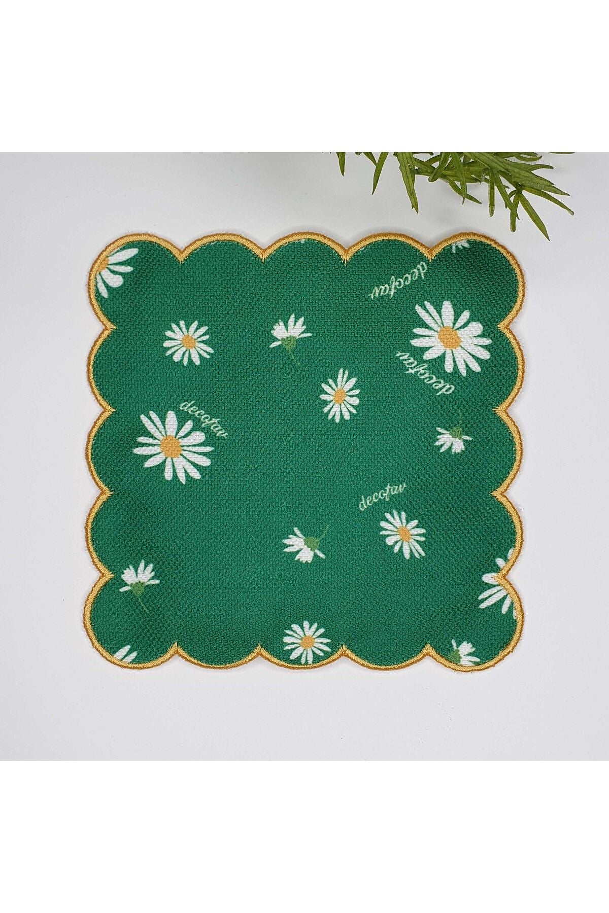 Yeşil Zemin Papatya Desenli Nakış Kenar Kumaş Kokteyl Peçetesi 1 Adet