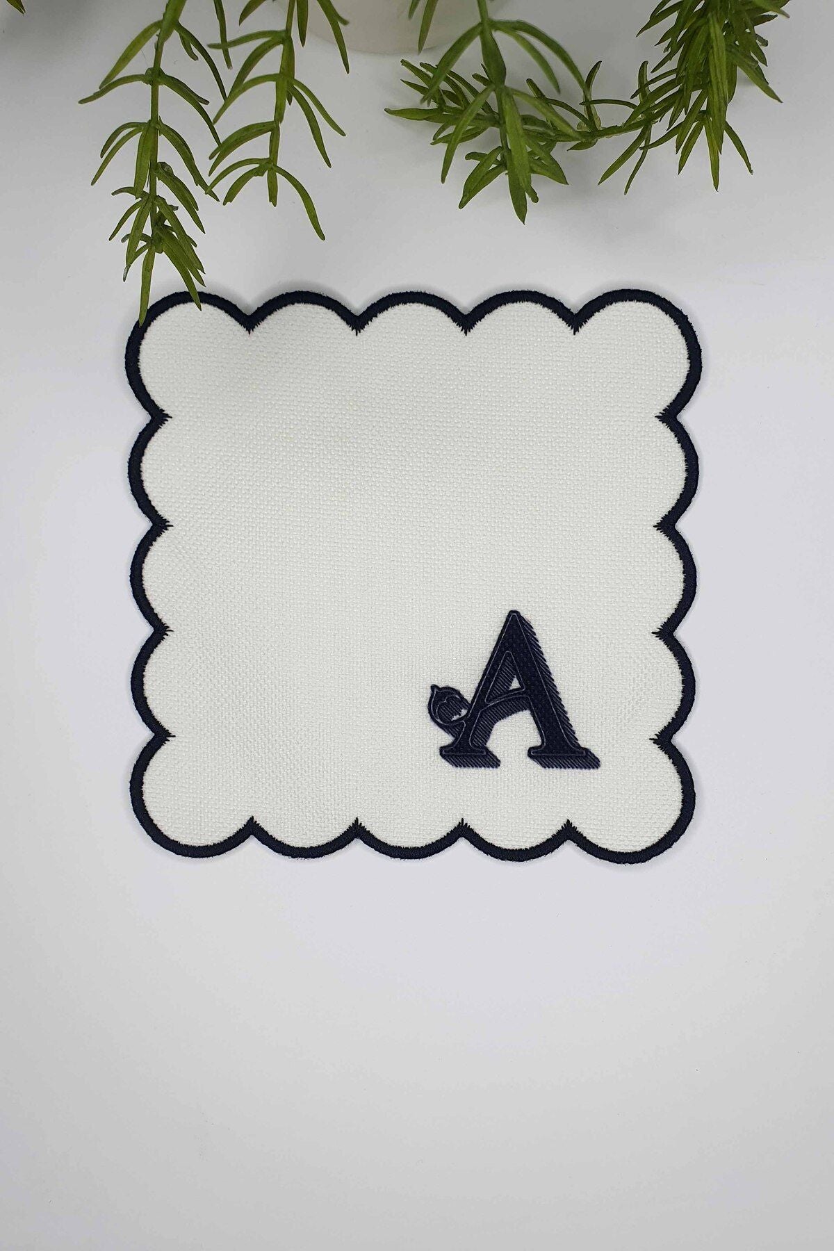 A Harfi Minimal Monogramlı Siyah Nakış Kenarlı Beyaz Kokteyl Peçetesi 1 Adet