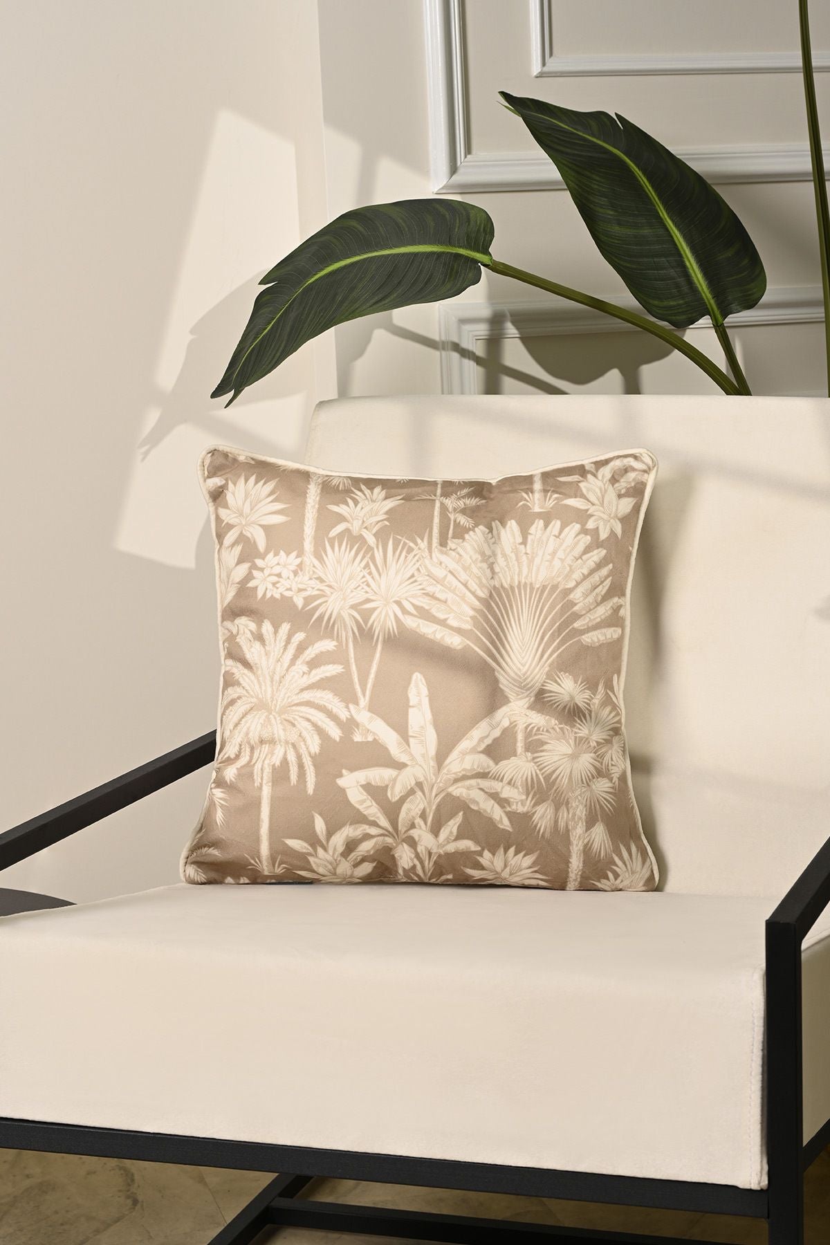 Bej Tropikal Desenli Fitil Kenarlı Kadife Kırlent Kılıfı – 43x43 cm