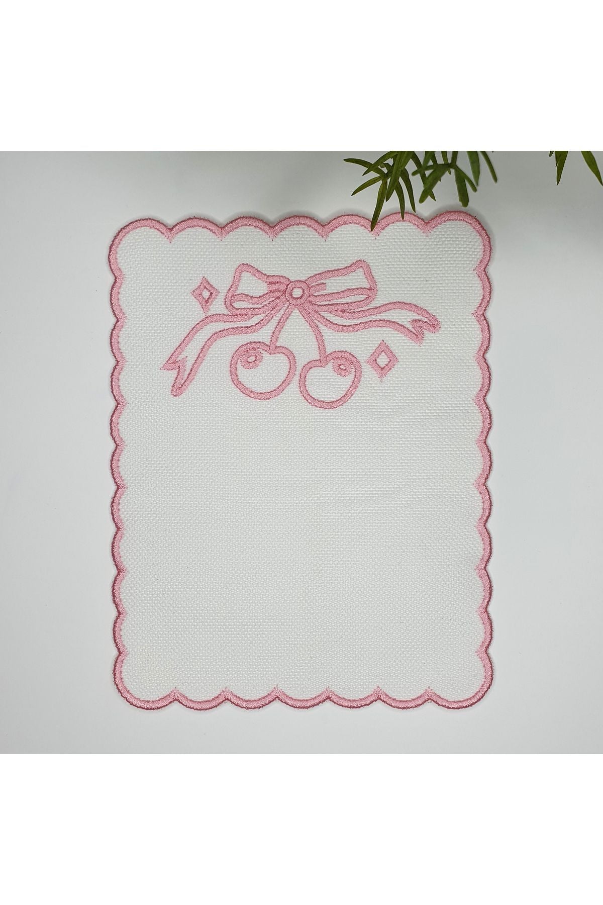 Vişne Tasarım Beyaz Renk Pembe Nakışlı Kumaş Kokteyl Peçetesi 1 Adet