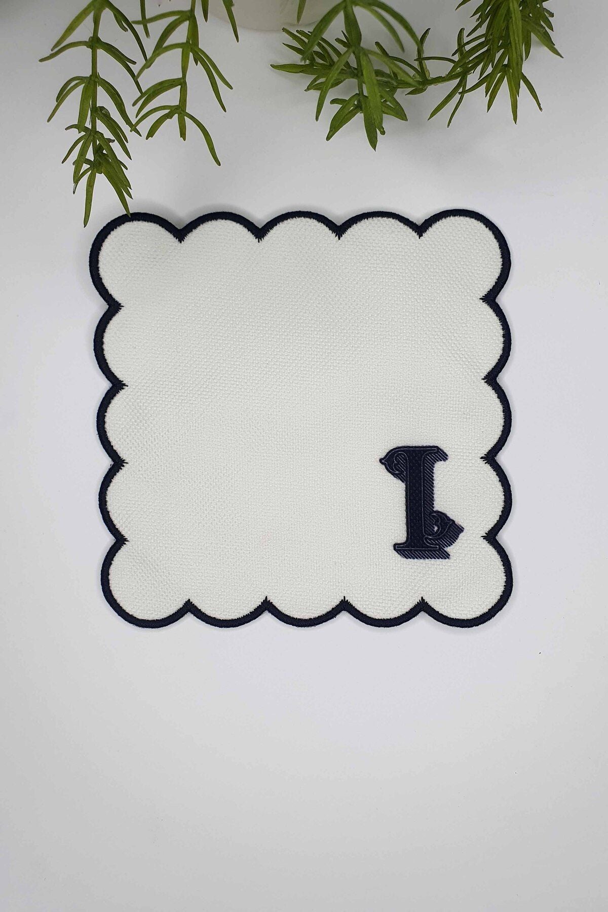 I Harfi Minimal Monogramlı Siyah Nakış Kenarlı Beyaz Kokteyl Peçetesi 1 Adet