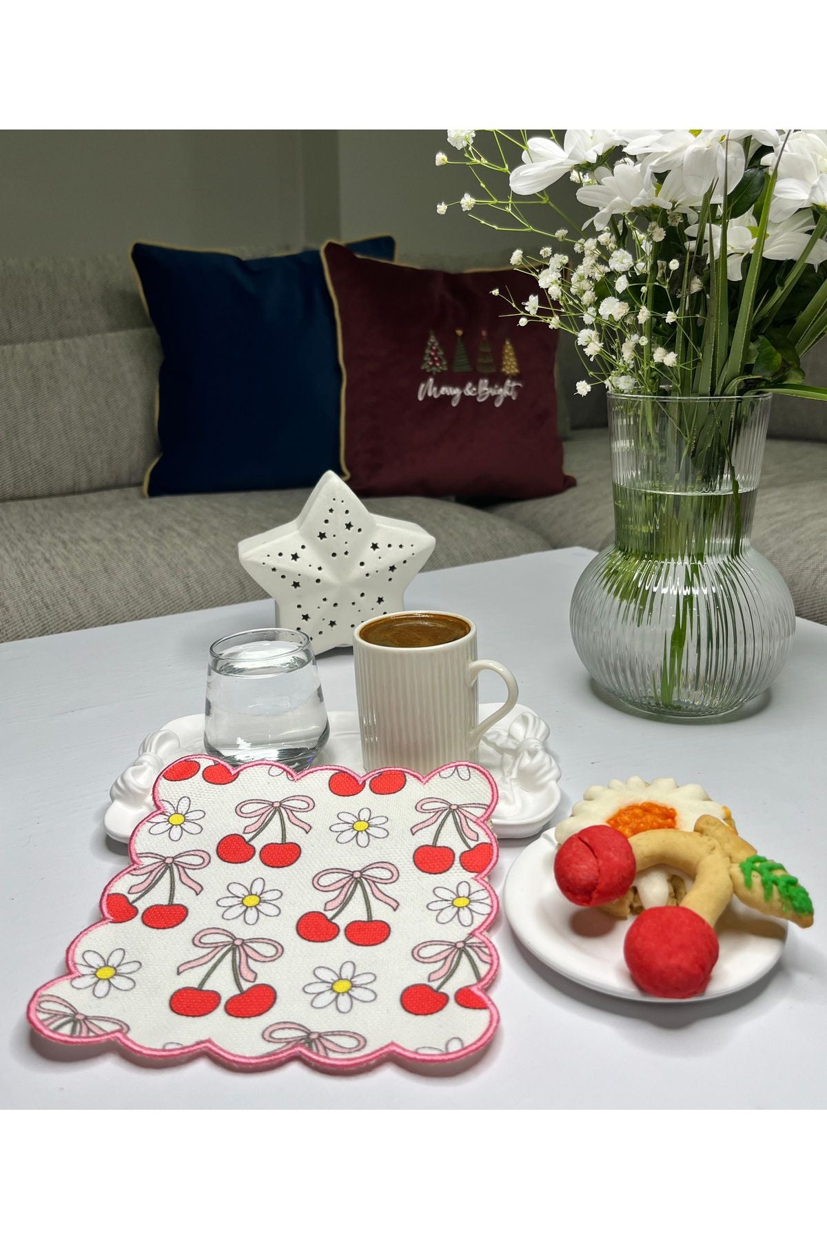 Vişneler, Kurdeleler ve Papatyalar Nakış Kenar Kokteyl Peçetesi 1 Adet