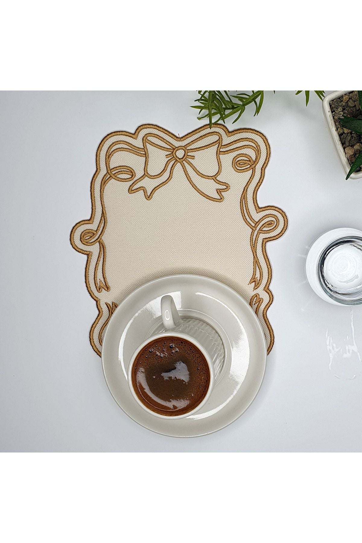 Fiyonk Tasarım Bej Rengi Altın Nakışlı Kumaş Kokteyl Peçetesi 1 Adet