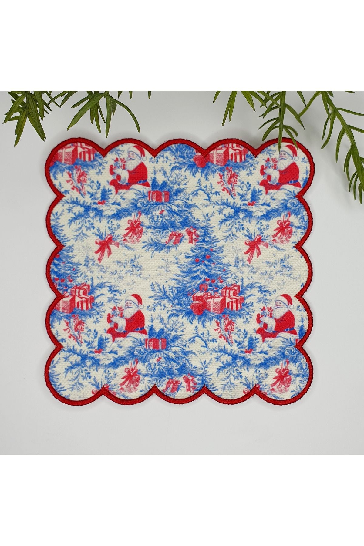 Toile de Jouy Stili Noel Baba ve Yılbaşı Ağaçları Desenli Nakış Kenar Kumaş Kokteyl Peçetesi 1 Adet