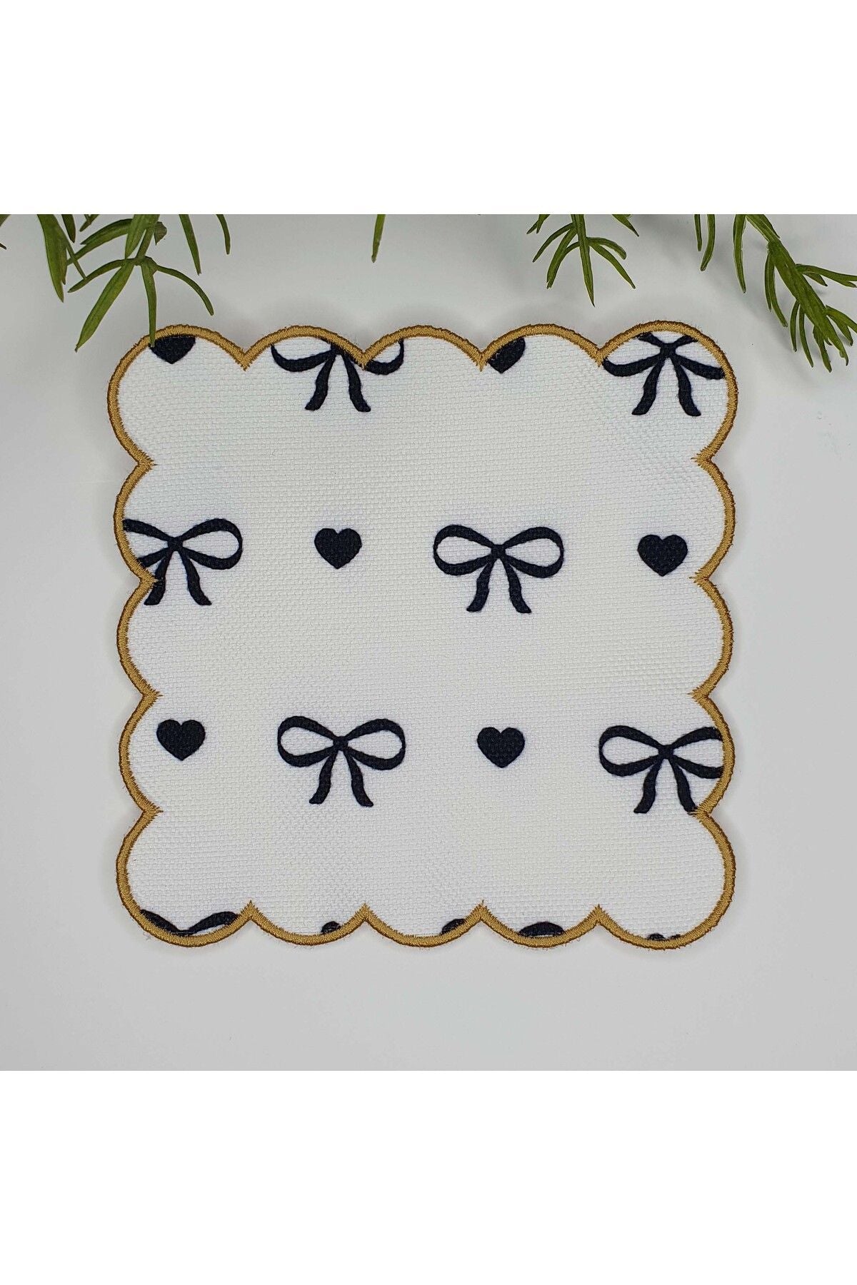 Siyah Fiyonk ve Kalp Desenli Altın Nakış Kenar Kokteyl Peçetesi 1 Adet