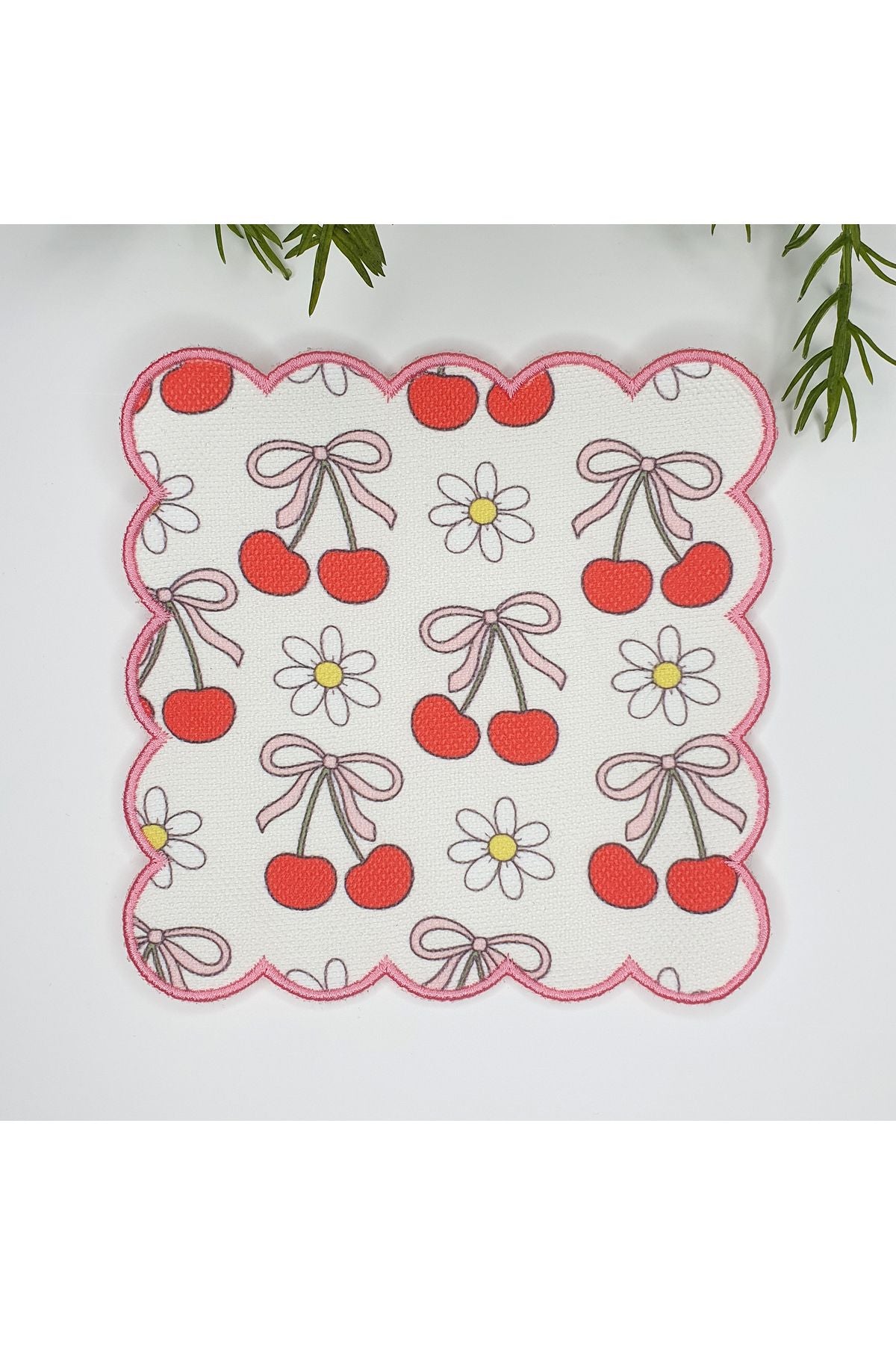 Vişneler, Kurdeleler ve Papatyalar Nakış Kenar Kokteyl Peçetesi 1 Adet